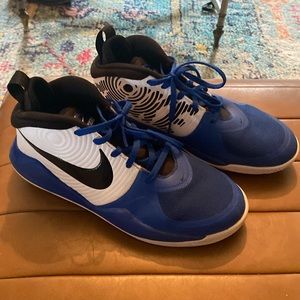 NIKE Basketball sneakers boys size 6 Like new